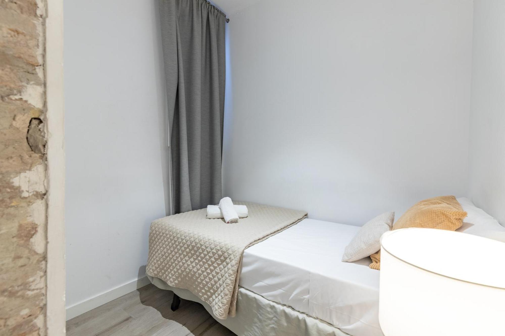 Travel Habitat Ayuntamiento * Valence