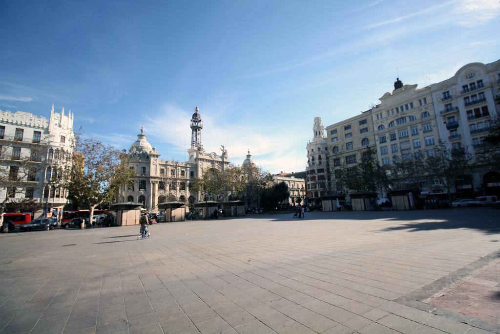 Travel Habitat Ayuntamiento Valence